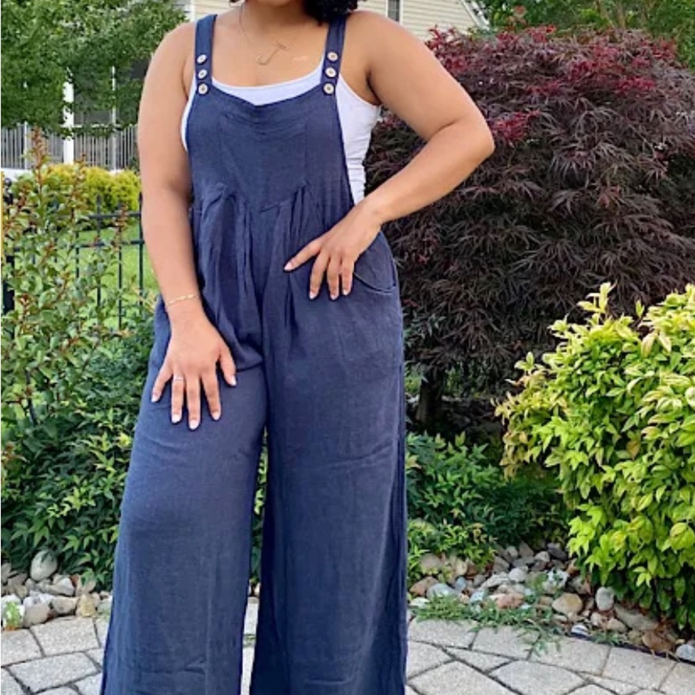 This overall features stylish buttoned adjustable shoulder straps & pockets. - Picture 7 of 7